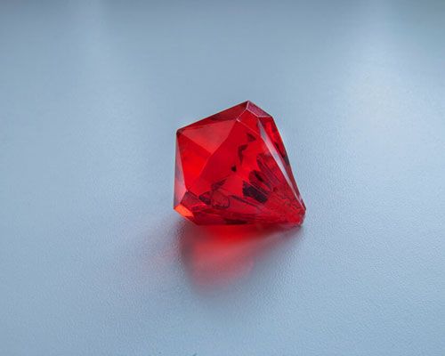 Czerwony diament - wszystko o tym kamieniu szlachetnym
