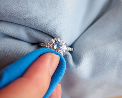 Jak czyścić biżuterię z diamentami