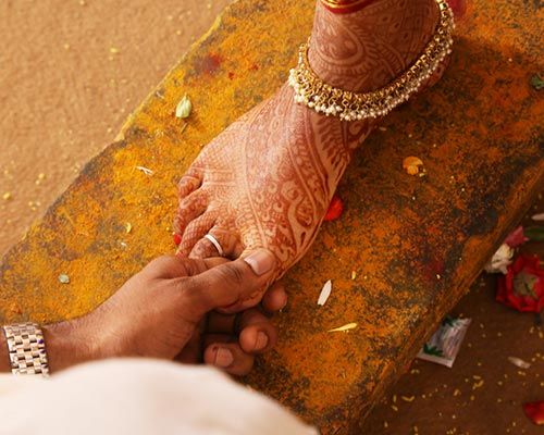 Jak nosi się obrączki ślubne w różnych kulturach?
