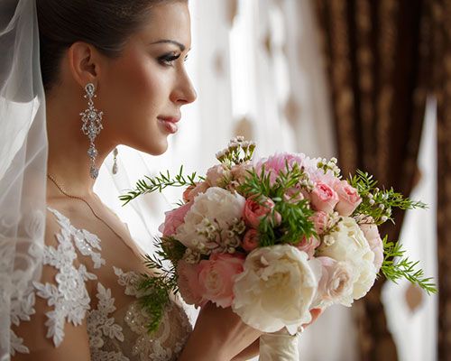 Biżuteria do sukni ślubnej - co na siebie założyć?