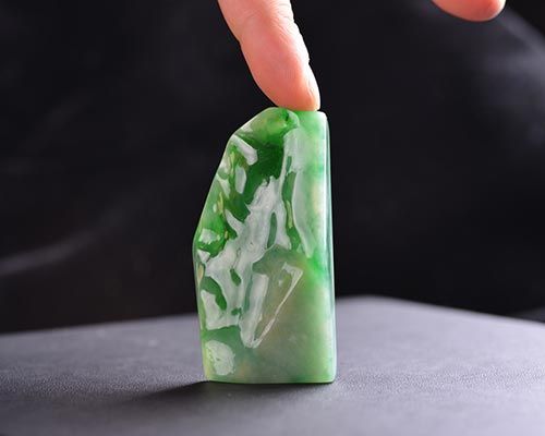 Kamień szlachetny jadeit - co warto wiedzieć?