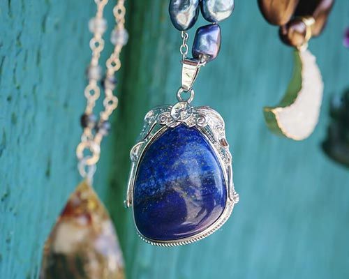 Lapis lazuli: wszystko, co warto wiedzieć o "kamieniu nieba"