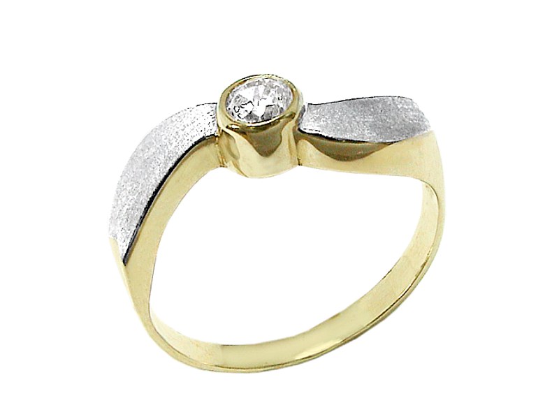 Złoty pierścionek z brylantem z matowanego złota - 2741br