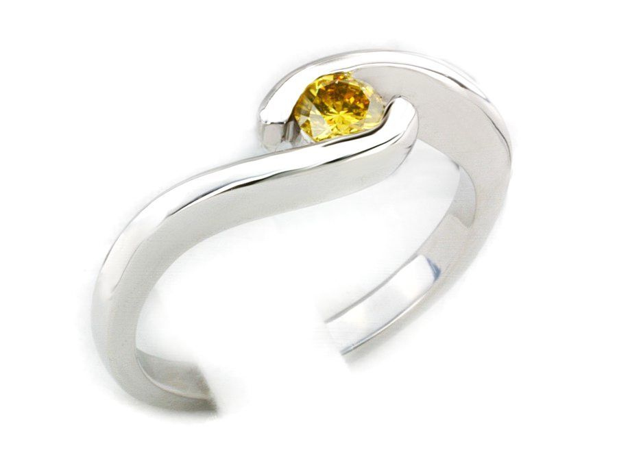 Złoty Pierścionek z brylantem białe złoto barwa gold - b1042gold_Vs