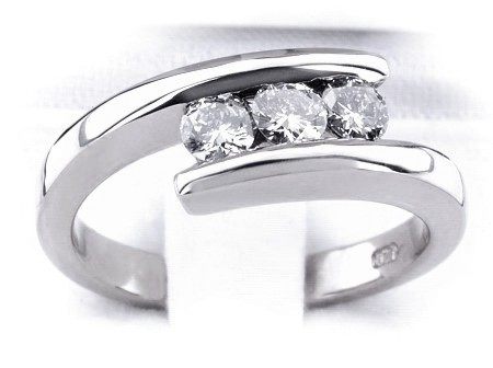 Złoty pierścionek z brylantami białe złoto - b4a_0_32_VS_H