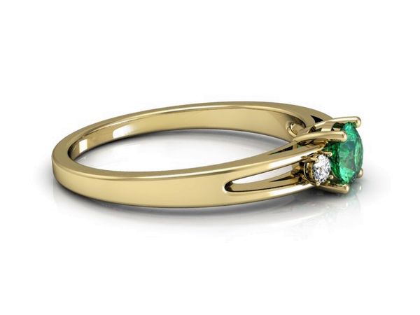 Złoty pierścionek ze szmaragdem z brylantami - P15068ZSM
