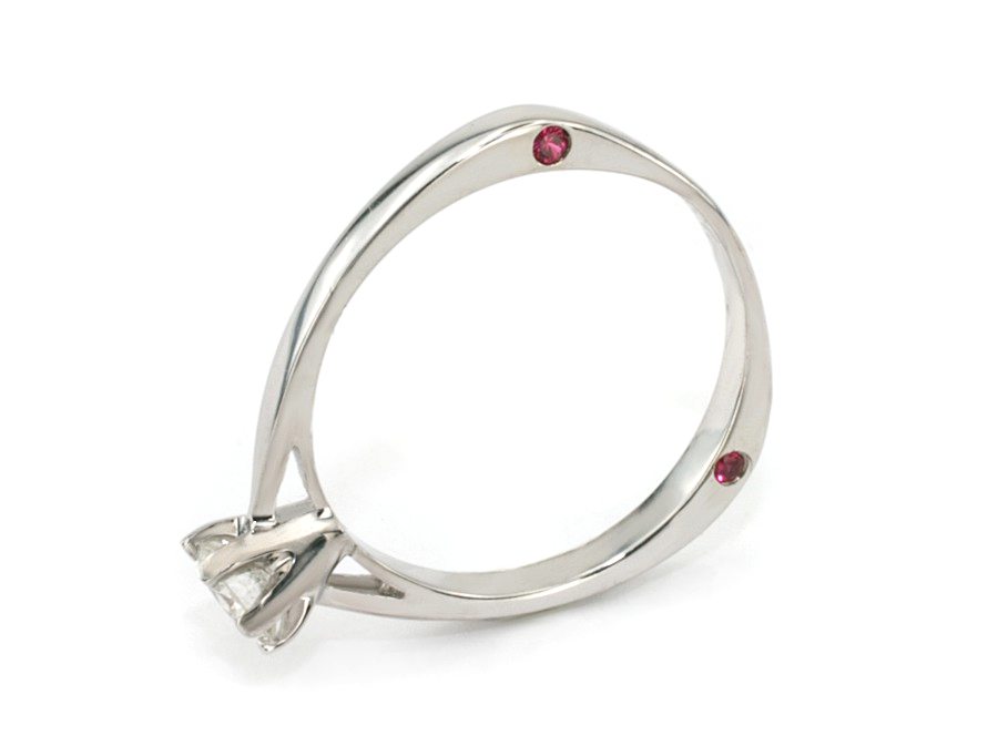 Pierścionek z brylantem i rubinami - pll_jg1133br_VVs_G — zdjęcie 2