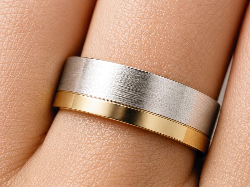 Obrączka z białego i żółtego złota płaska soczewkowa - s322m — zdjęcie 3