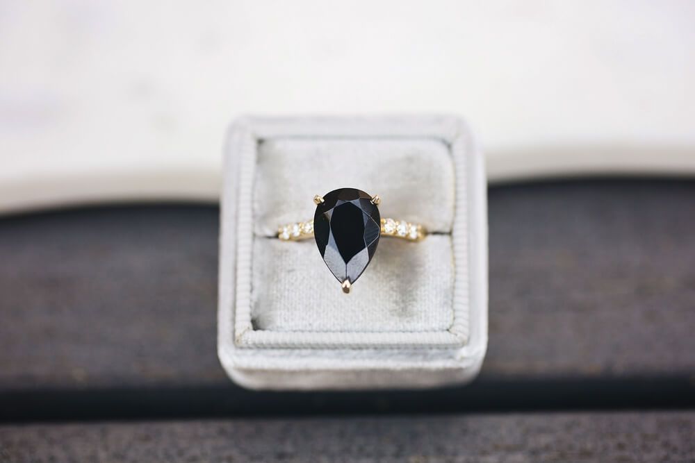 Pierścionek zaręczynowy z czarnym diamentem