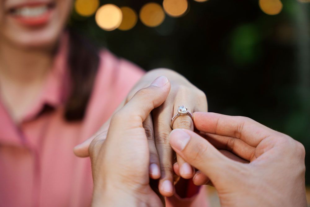 Popularne błędy przy wyborze pierścionka zaręczynowego