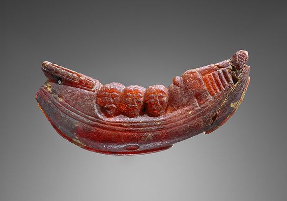 Bursztynowy statek , Etruska zawieszka z bursztynu 600–575 p.n.e. J.Paul Getty Museum