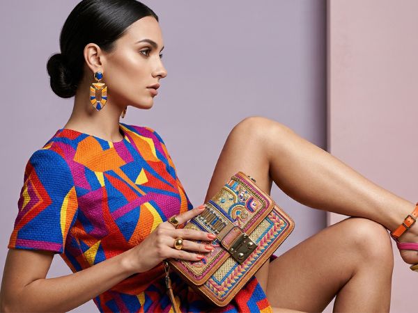 Stylizacja do krótkiej sukni mini: Jakie dodatki wybrać do nowoczesnego looku?