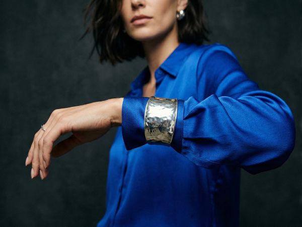 Długi rękaw a biżuteria: O czym musisz pamiętać, wybierając bransoletkę?