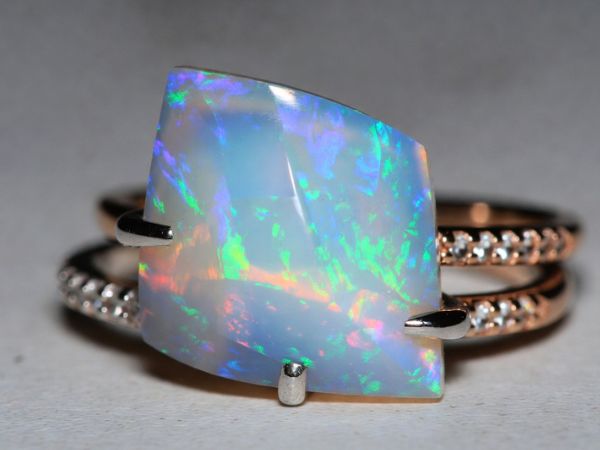 Opal australijski w pierścionkach – czym różni się od innych opali i dlaczego jest droższy