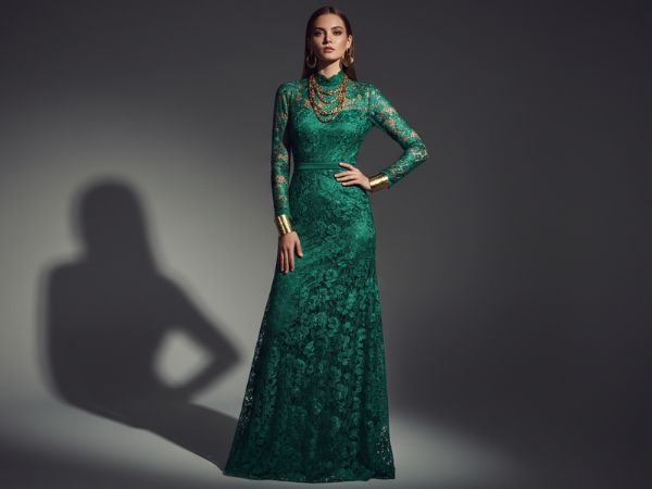 Biżuteria do sukni z koronki: Jak zachować balans między bogactwem wzoru a dodatkami?