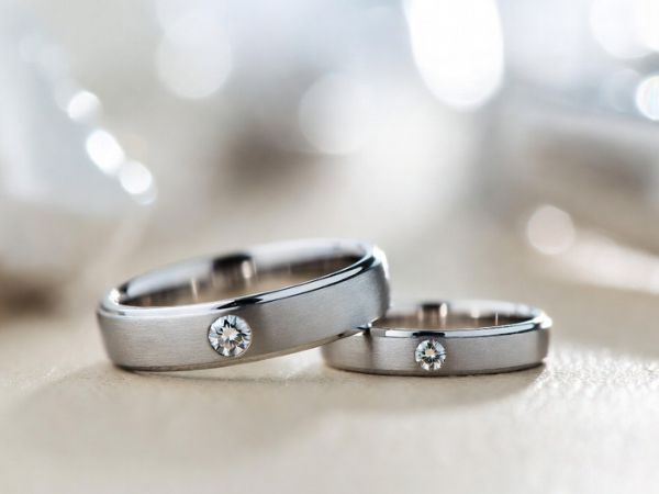 Matowe obrączki ślubne z diamentem