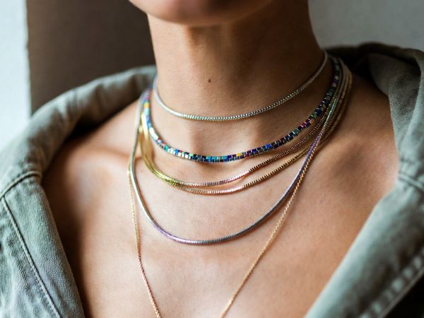 Celebrytka – Skąd Wzięła Się Moda Na Te Naszyjniki i Jak Je Nosić?