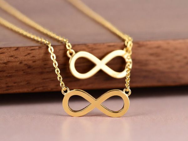 Znaczenie symbolu nieskończoności w złotych naszyjnikach