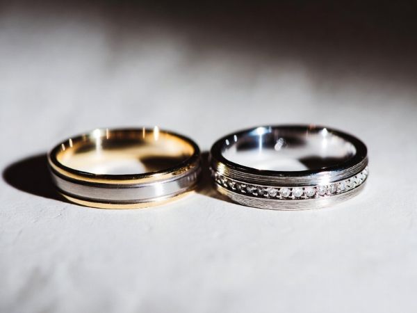 Ślubne dylematy: Czy obrączki męża i żony muszą być identyczne?