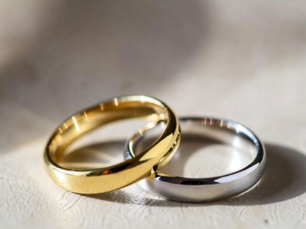 Jak wybrać obrączki soczewkowe: Materiał, rozmiar i komfort noszenia