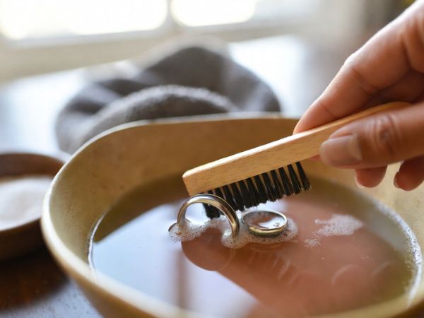 Jak czyścić obrączki soczewkowe: Praktyczny przewodnik po pielęgnacji biżuterii