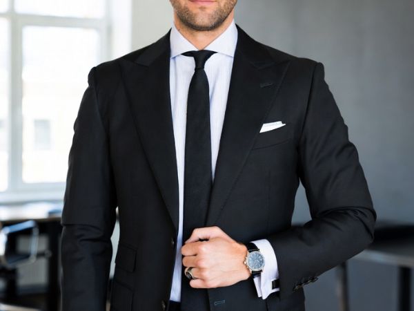 Elegancki mężczyzna w biurze: Jaką biżuterię męską wypada nosić do pracy?