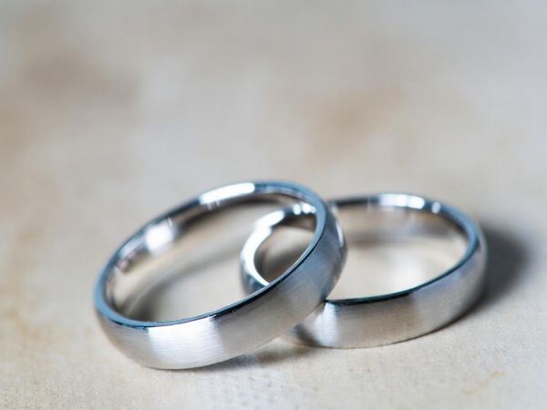 Obrączki Soczewkowe Platyna: Ekskluzywny Komfort i Czystość Materiału