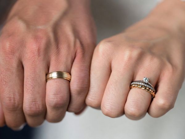 Dwie Różne Obrączki dla Pary: Kompromis czy Najlepsza Decyzja?