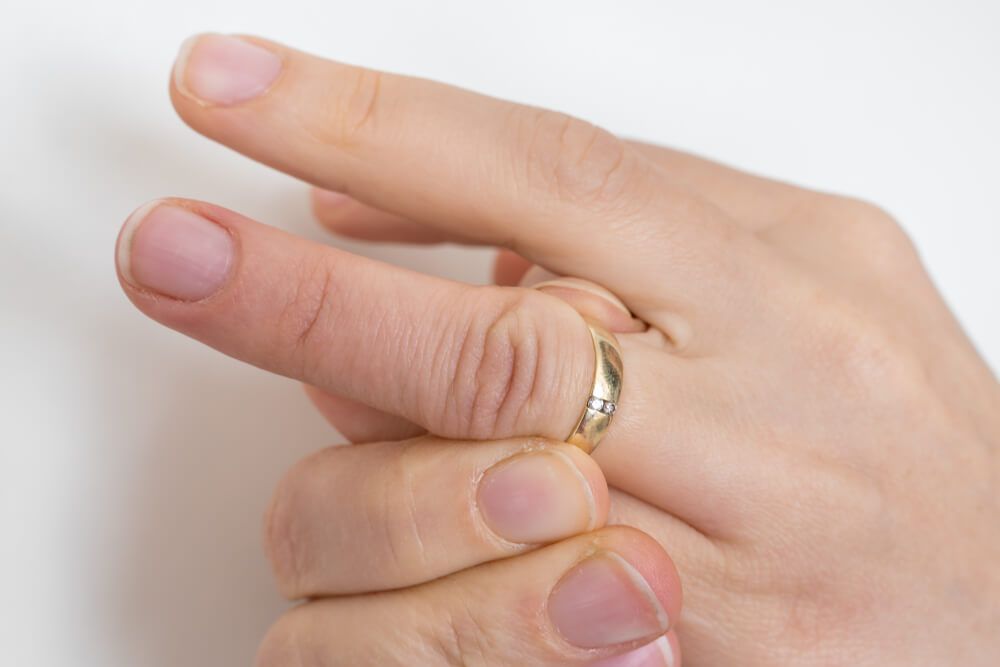 Jak zdjąć biżuterię z opuchniętego palca?