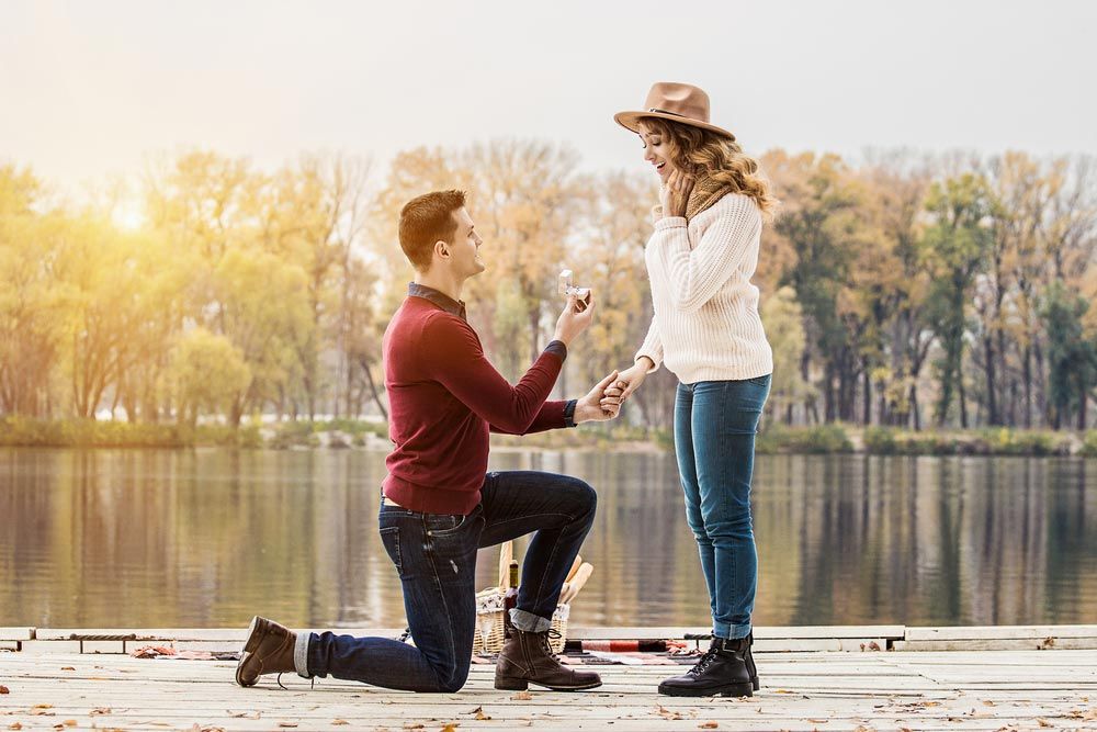 Na którym kolanie klęknąć podczas zaręczyn?