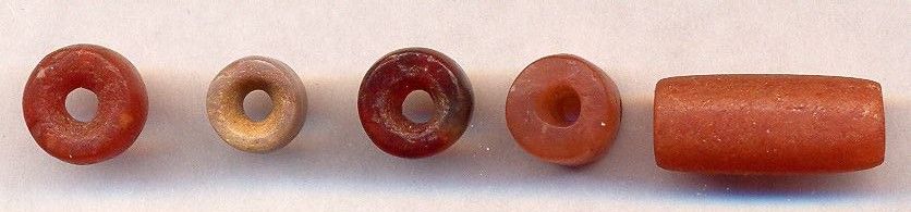 Koraliki i paciorki toczone z karneolu, ok. 3000 p.n.e