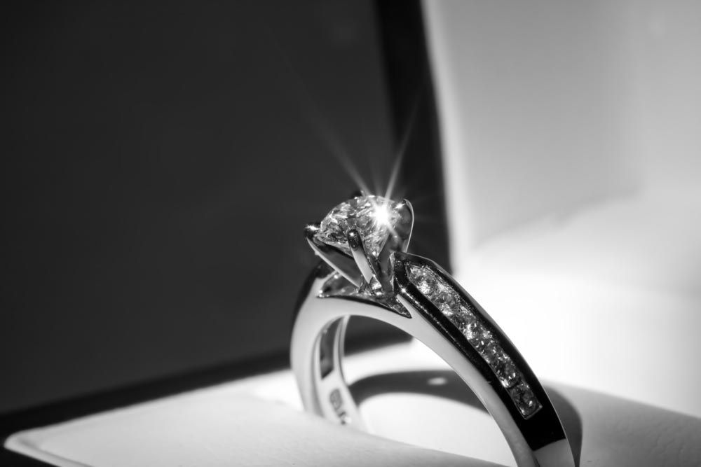Kupujemy pierścionek zaręczynowy z diamentem - poradnik