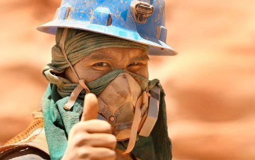 Szczęśliwy górnik z kopalni złota, Atacama, Chile