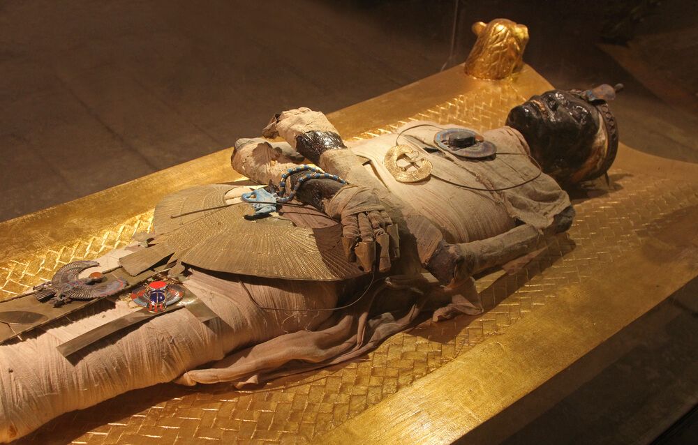 Egipska mumia wraz z biżuterią, którą przyozdabiano zmarłych