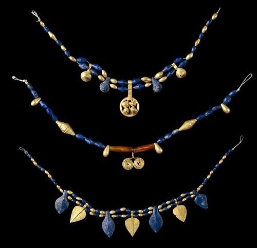 Naszyjniki Królowej Pu-Abi, złoto, lapis lazuli, karneol