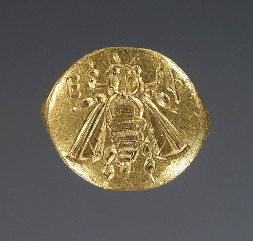 Pszczoła – złoty pierscionek z atrybutem Artemidy